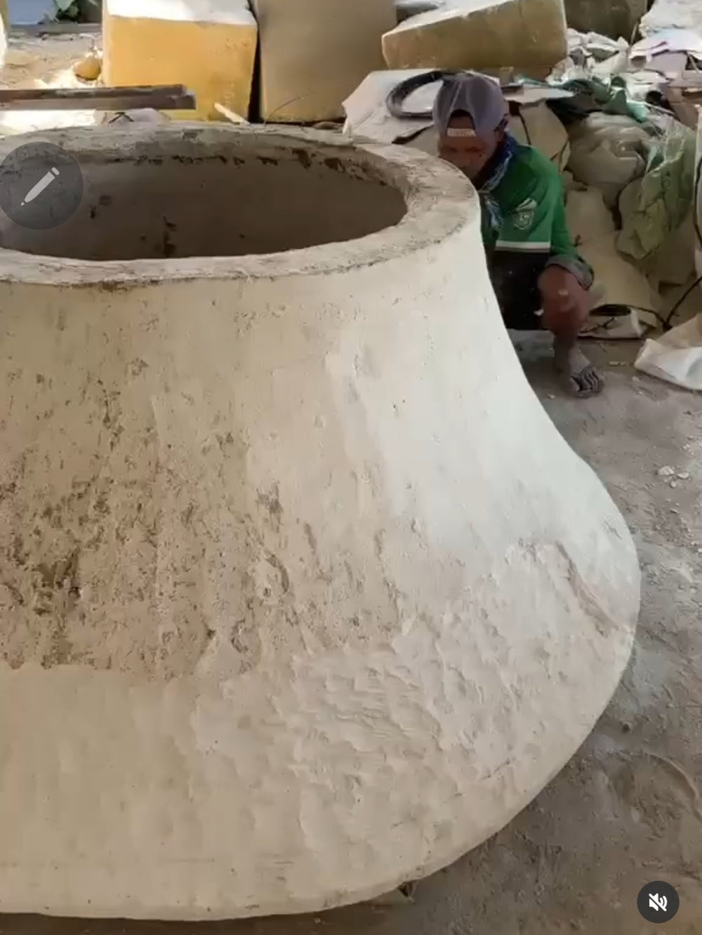 Tanah Pot 95cm H x 160cm Wide