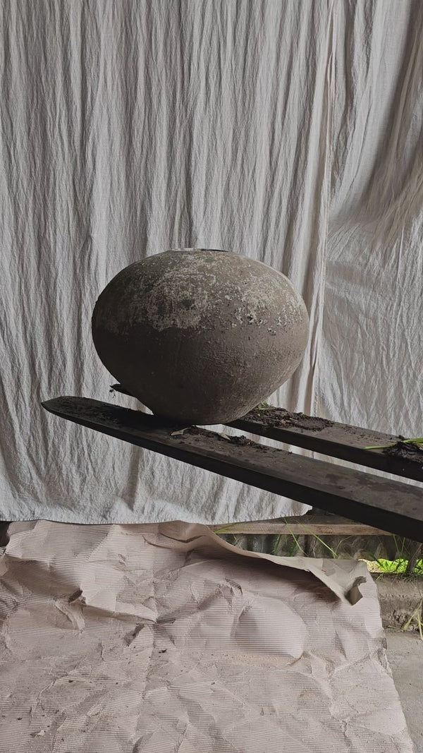 VINTAGE BALL POT