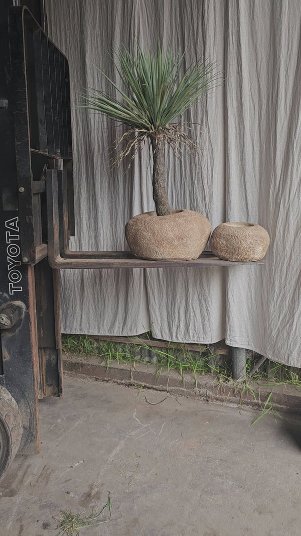 Pebble pot