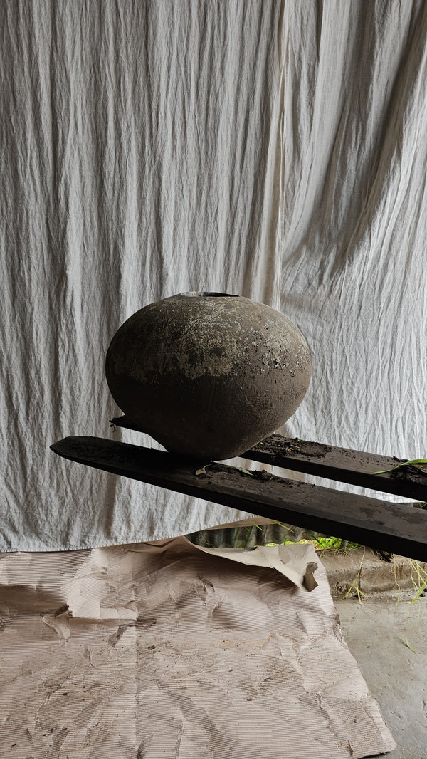 VINTAGE BALL POT